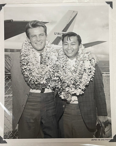 Vintage 1960 Promo Photograph United Airlines With Hawaiian Eye Stars Robert Conrad & Poncie Ponce