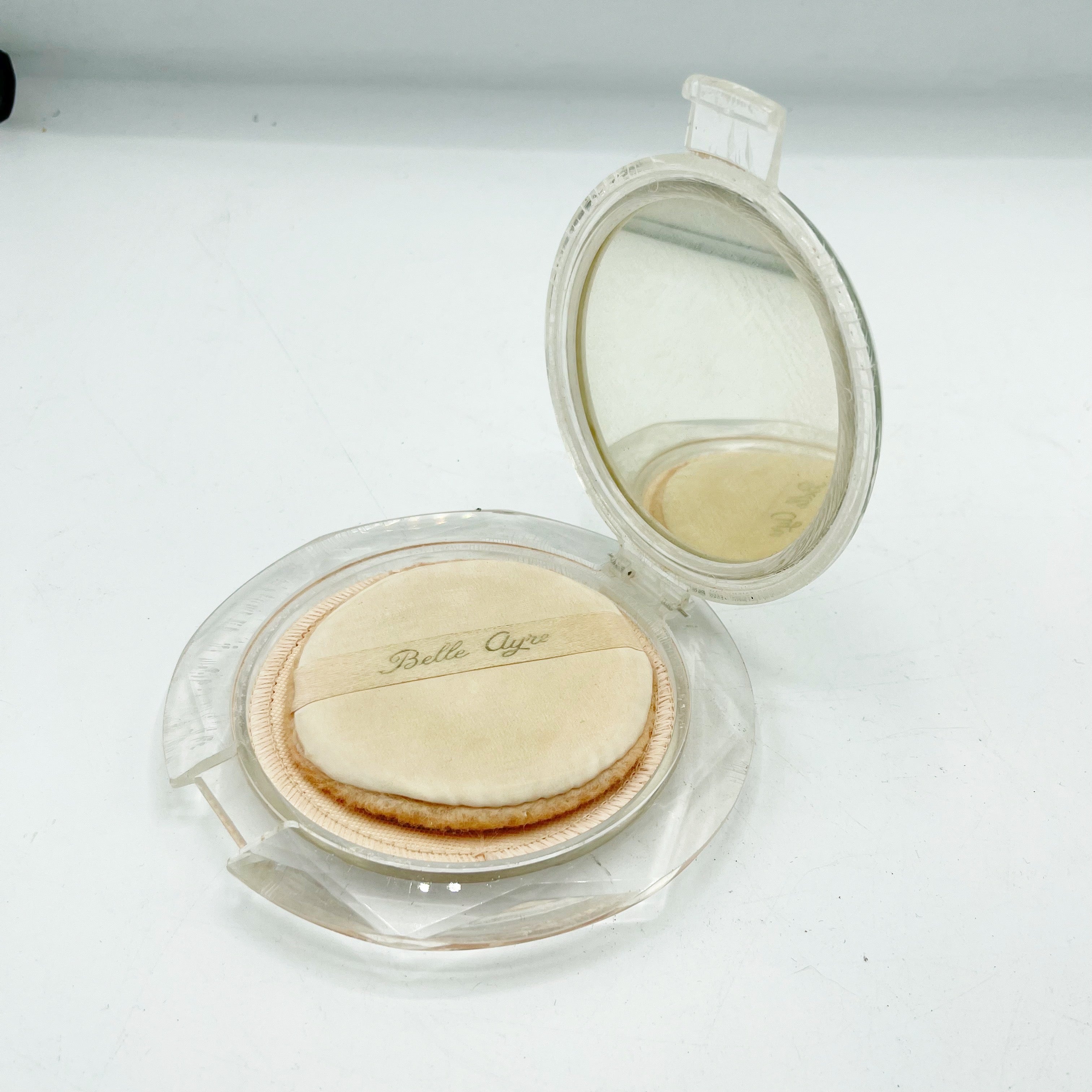 Vintage 1940’s Flapjack Lucite Compact.