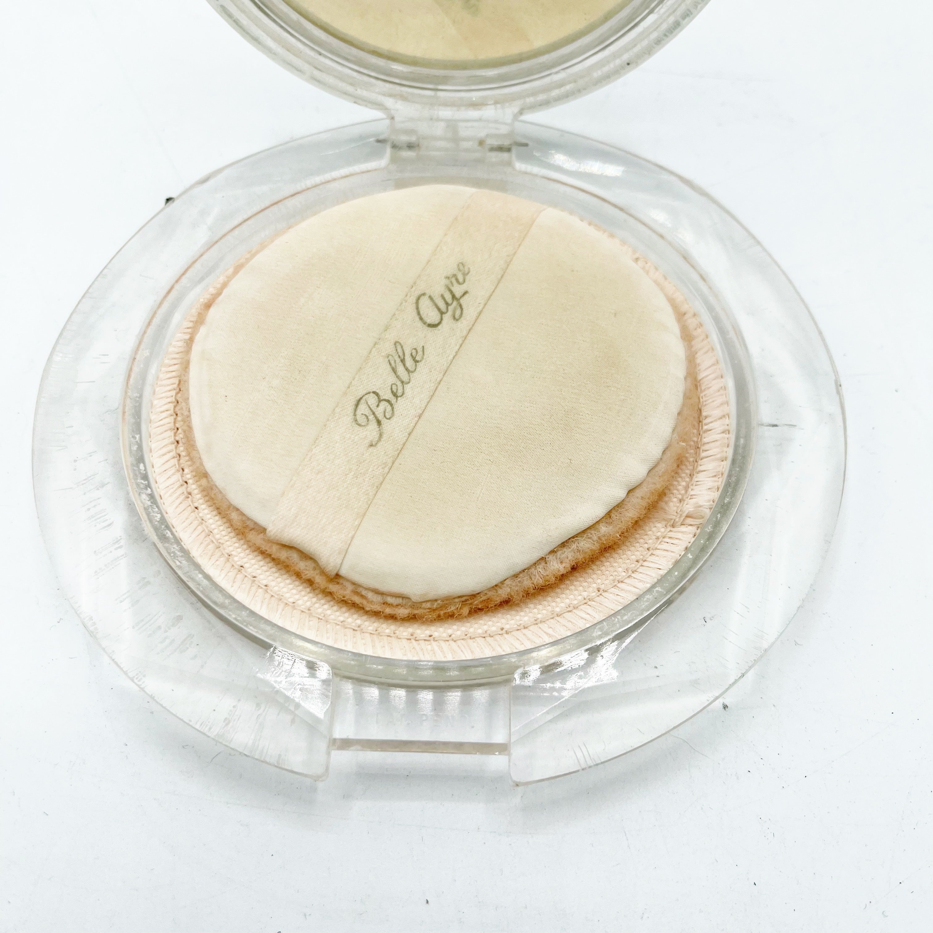 Vintage 1940’s Flapjack Lucite Compact.